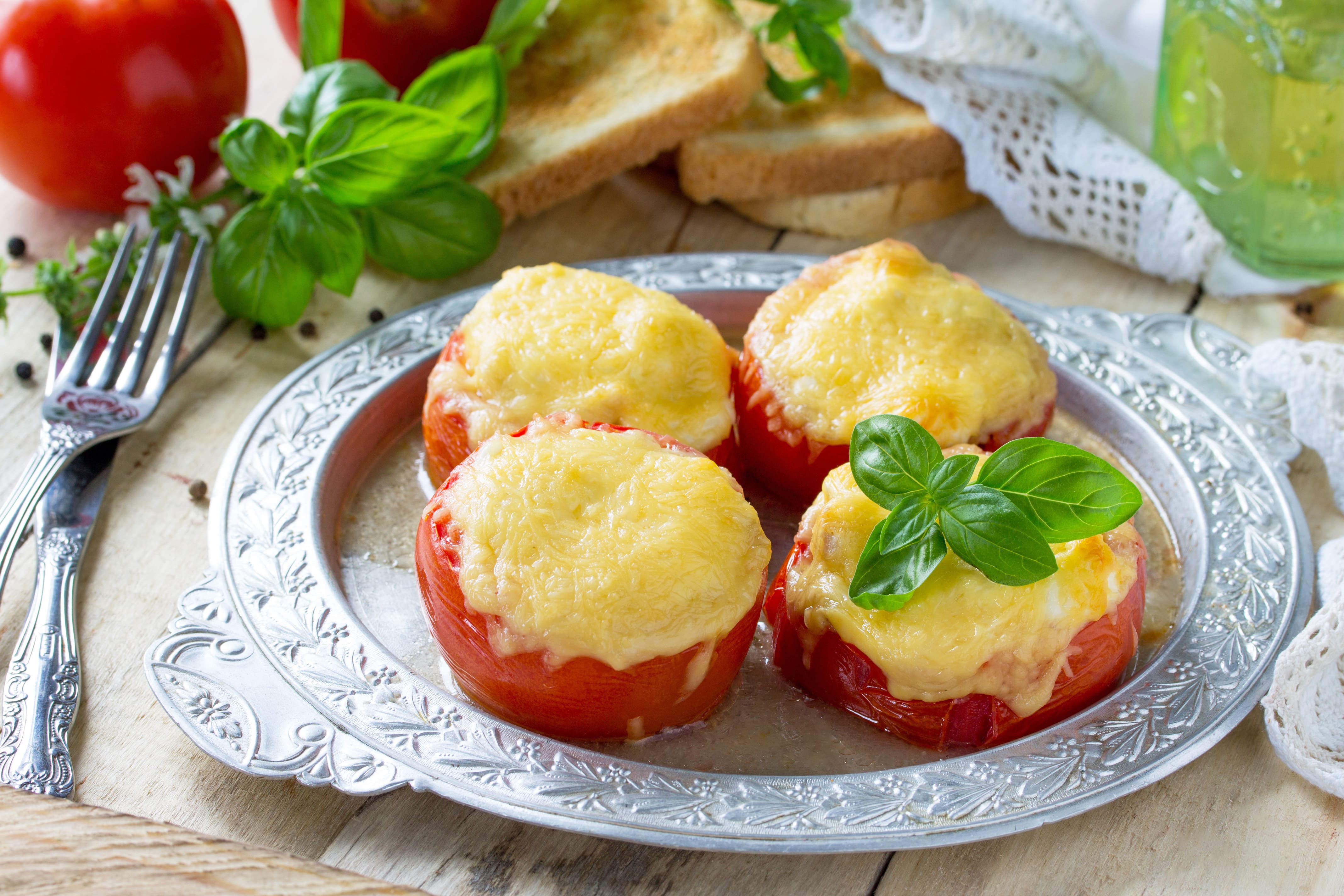 Жареные помидоры с сыром и чесноком. Помидоры запеченные с сыром. Помидоры фаршированные запеченные. Помидоры фаршированные сыром. Помидоры с сыром в духовке.